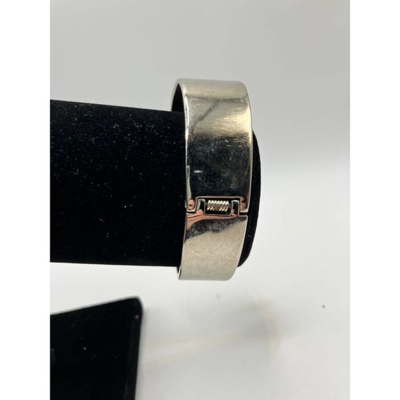 Buckle Shaped Modern Silver-Tone Hinged Bracelet! - Picture 10 of 13
